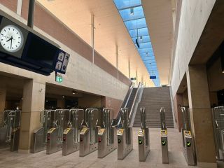 Toegang naar perron NS